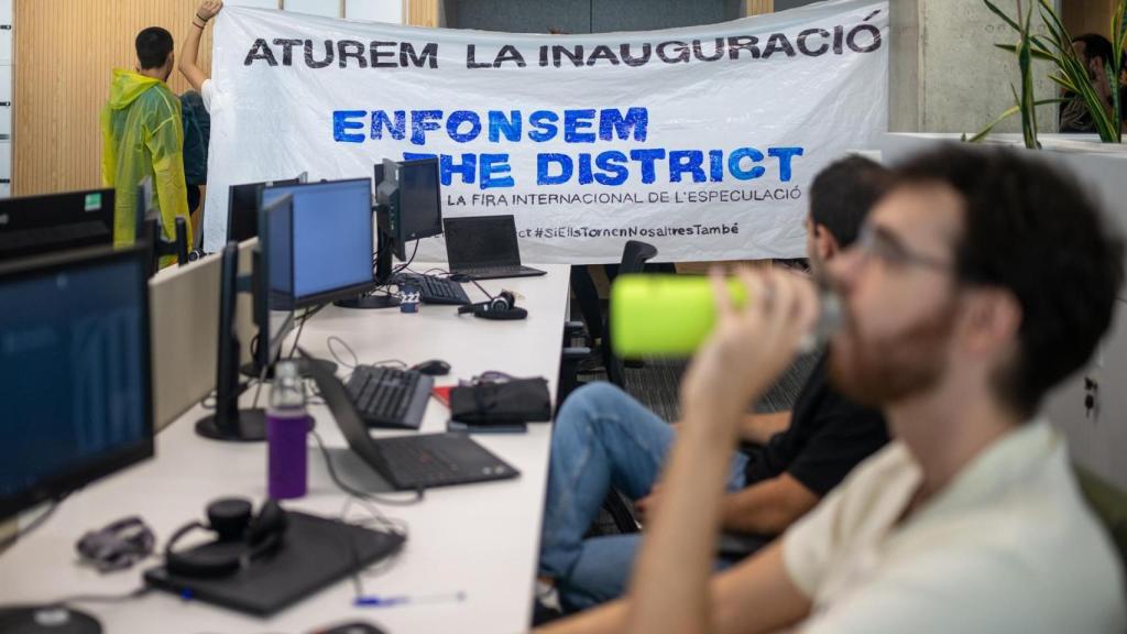 Manifestantes en favor del derecho a la vivienda ocupan el edificio del distrito administrativo de la Generalitat