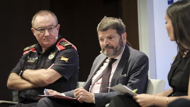 El intendente Requena y el teniente Batlle en la mesa sobre seguridad