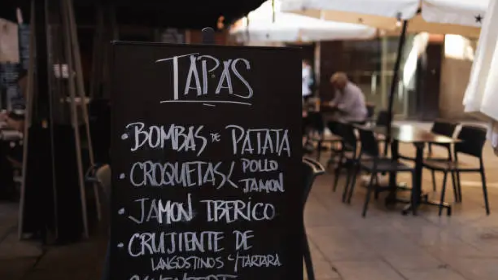 Imagen archivo de una tabla con varias tapas anotadas