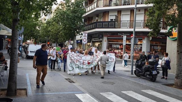 Decenas de vecinos se manifiestan en Sant Adrià contra la inseguridad y el incivismo