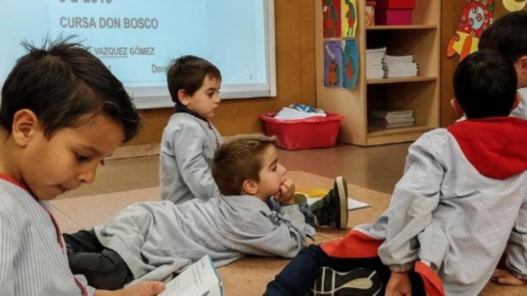 Niños en una clase de Salesians Horta