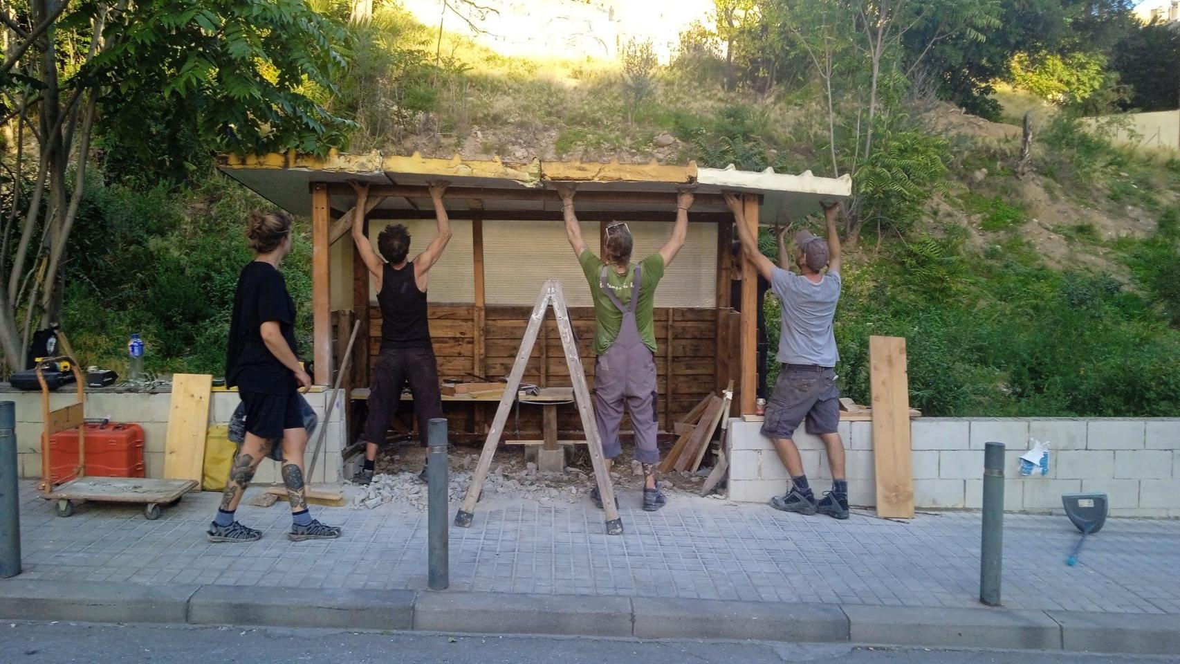 Vecinos construyendo la parada de bus en Vallcarca