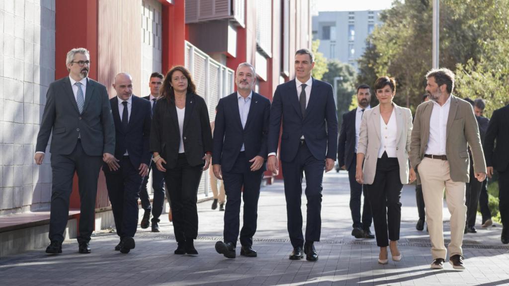 El presidente del Gobierno, Pedro Sánchez; la ministra de Vivienda, Isabel Rodríguez; el alcalde de Barcelona, Jaume Collboni y la primera tte de alcalde, Laia Bonet, en sus visita a una promoción inmobiliaria pública