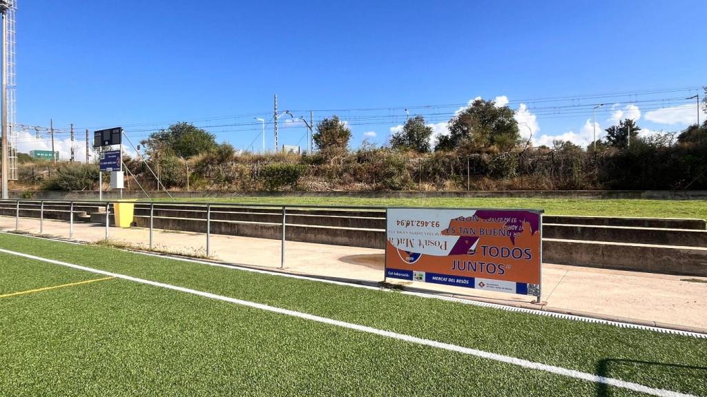 Cartel del Sant Adrià Club de Fútbol arrancado