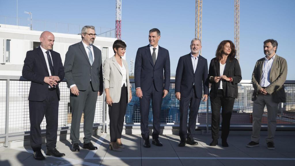 El presidente del Gobierno, Pedro Sánchez; la ministra de Vivienda, Isabel Rodríguez; el alcalde de Barcelona, Jaume Collboni y la primera tte de alcalde, Laia Bonet, en sus visita a una promoción inmobiliaria pública