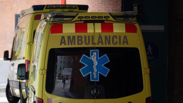 Imagen de archivo de una ambulancia en Barcelona