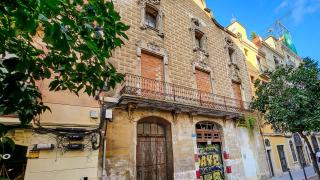 El Poblenou esconde un edificio modernista en ruinas que fue requisado por la Falange Española