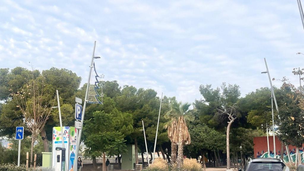 Luces navideñas colgadas en el paseo de la Rambleta de Sant Adrià