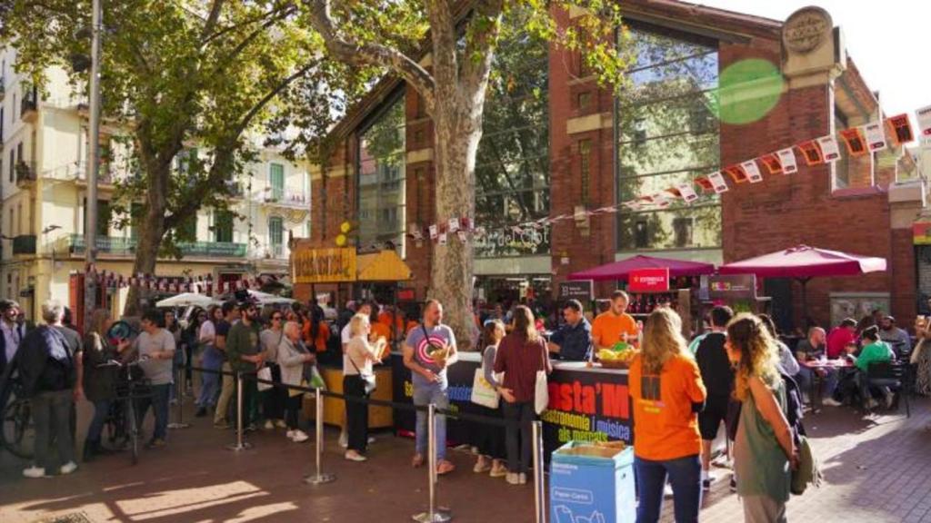 Actividad de promoción frente a un mercado municipal