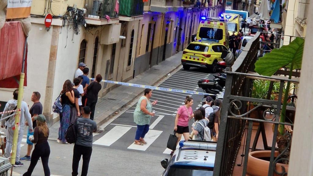 La calle de Pescadors de la Barceloneta, cortada tras la caída de una persona de un balcón