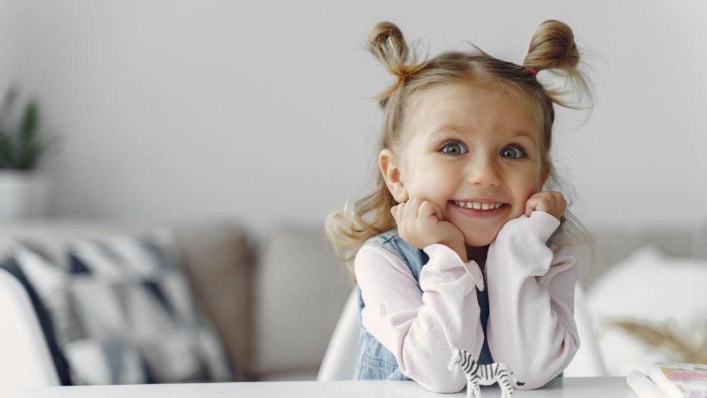 Imagen de archivo de una niña sonriendo