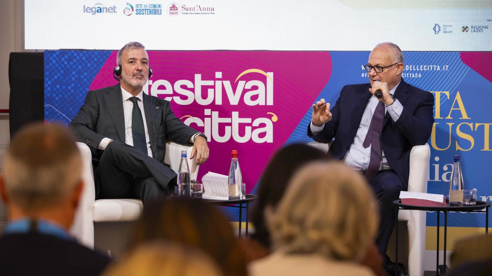 Jaume Collboni (i), alcalde de Barcelona, participa junto al alcalde de Roma, Roberto Gualtieri, en el Festival de las Ciudades en Roma