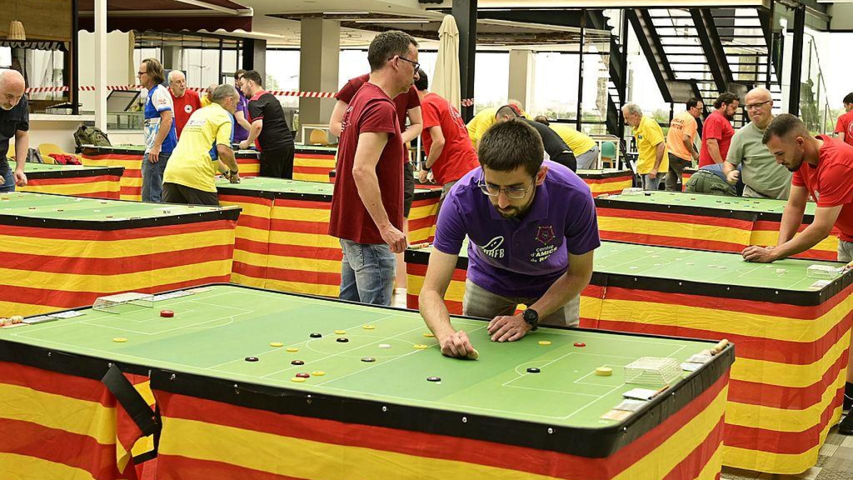 Varios aficionados jugando a fútbol botones en Barcelona