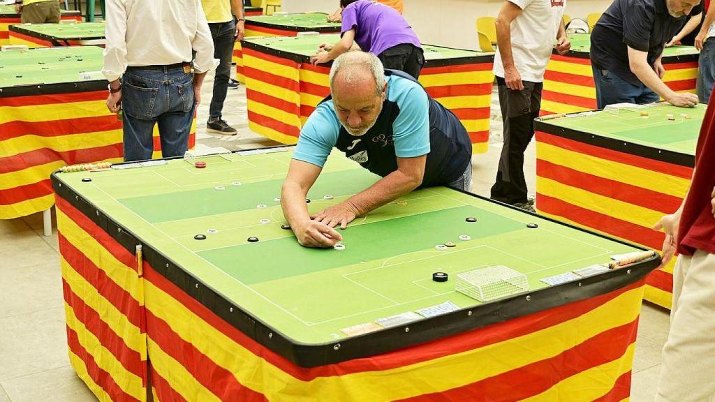 Varios aficionados jugando a fútbol botones