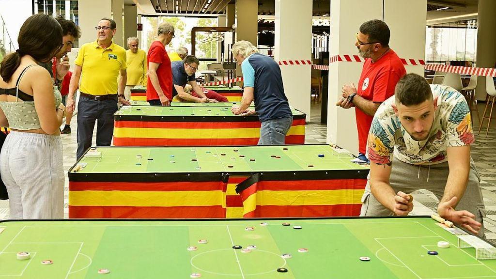 Varios aficionados jugando a fútbol botones