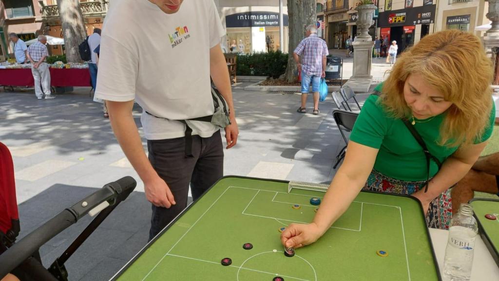 Aficionadas jugando a fútbol botones en la plaça del Diamant