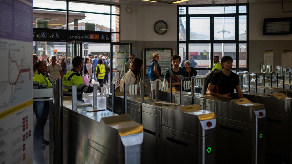 Usuarios en una estación de Rodalies de Barcelona