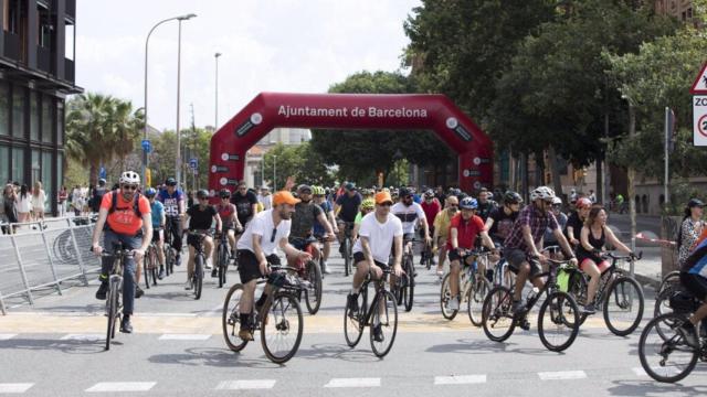 Un grupo de ciclistas en la Bicicletada de Barcelona