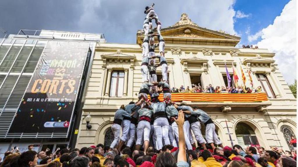 Castellers en unas fiestas mayores de Les Corts