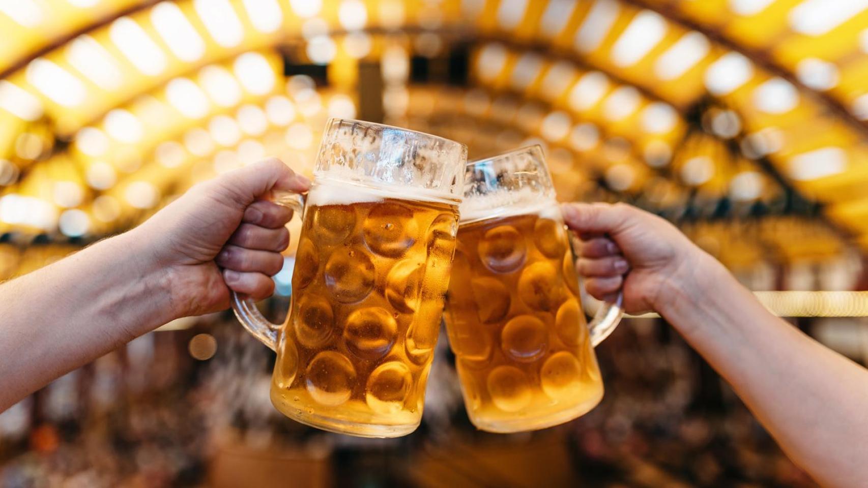 Jarras de cerveza en el Oktoberfest Barcelona