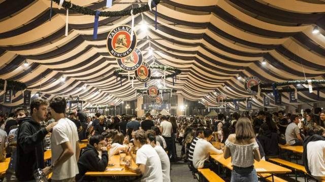 Imagen de archivo de mesas llenas de gente en el Oktoberfest de Barcelona