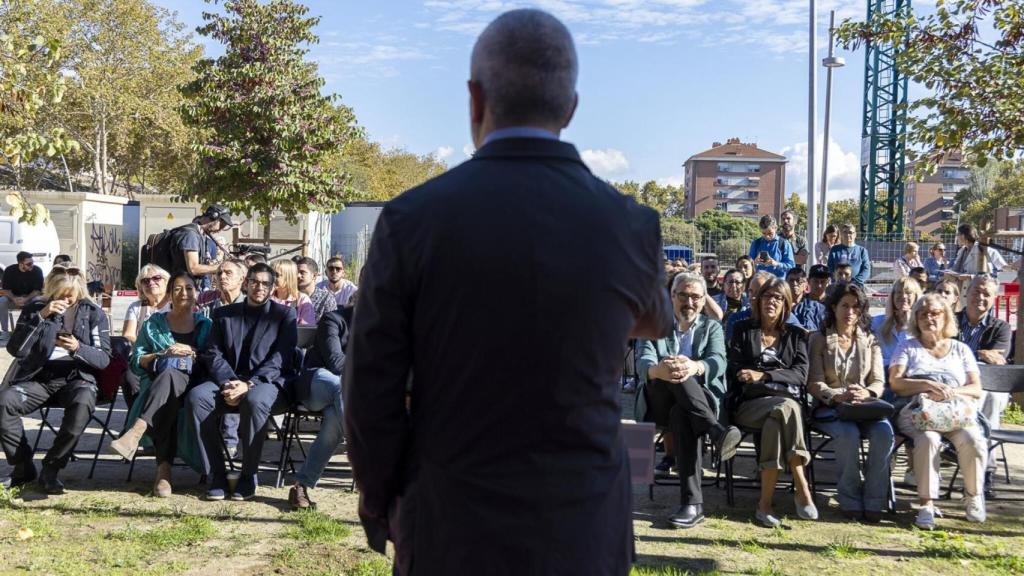 El alcalde de Barcelona, Jaume Collboni, en la entrega de llaves de 24 pisos en alquiler en la Verneda i la Pau