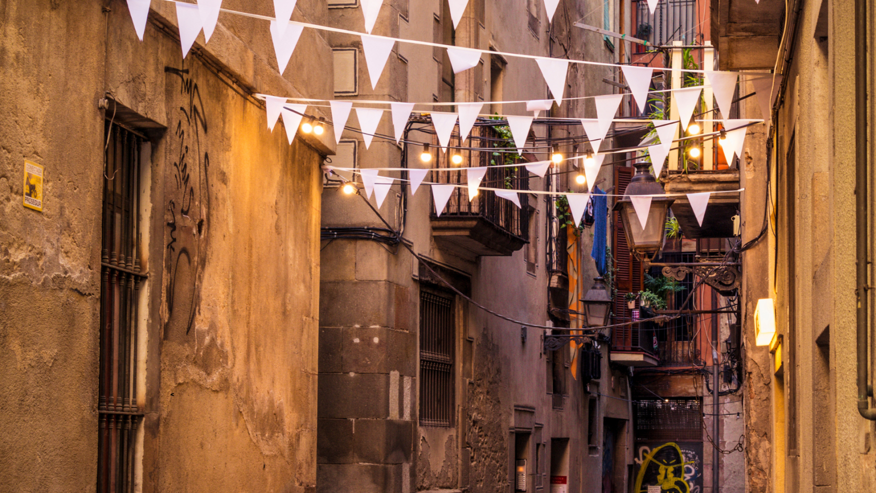 Una calle con edificios históricos en El Born