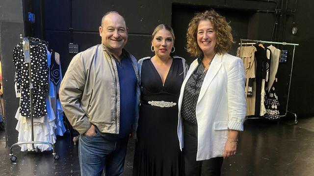 Carles Ruiz, alcalde de Viladecans, junto a Olga Morales (a la derecha de la foto)