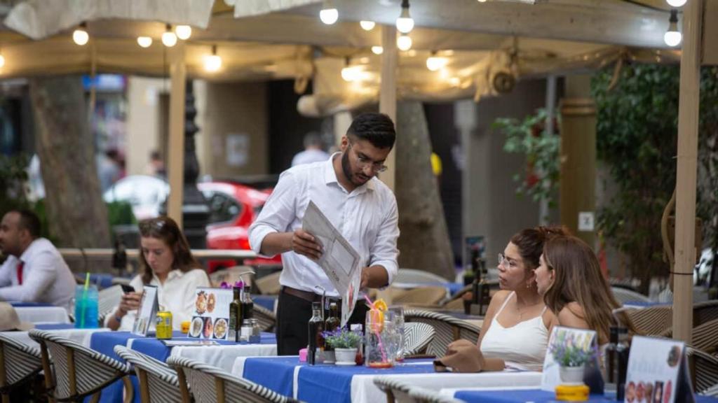 Camarero en una terraza en Barcelona