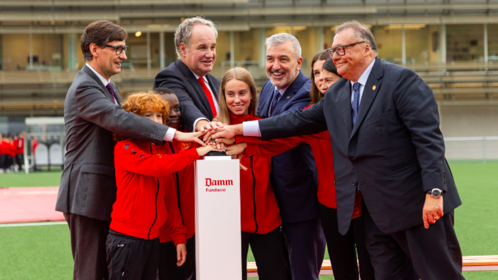 De izquierda a derecha: Salvador Illa, Demetrio Carceller Arce, Jaume Collboni y Ramon Agenjo junto a un grupo de jugadores y jugadoras de la Damm, en el momento de accionar el botón para descubrir la placa inaugural