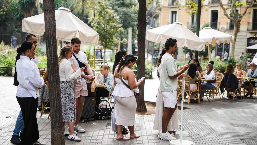 Turistas hacen cola para comer en el Brunch & Cake del Eixample