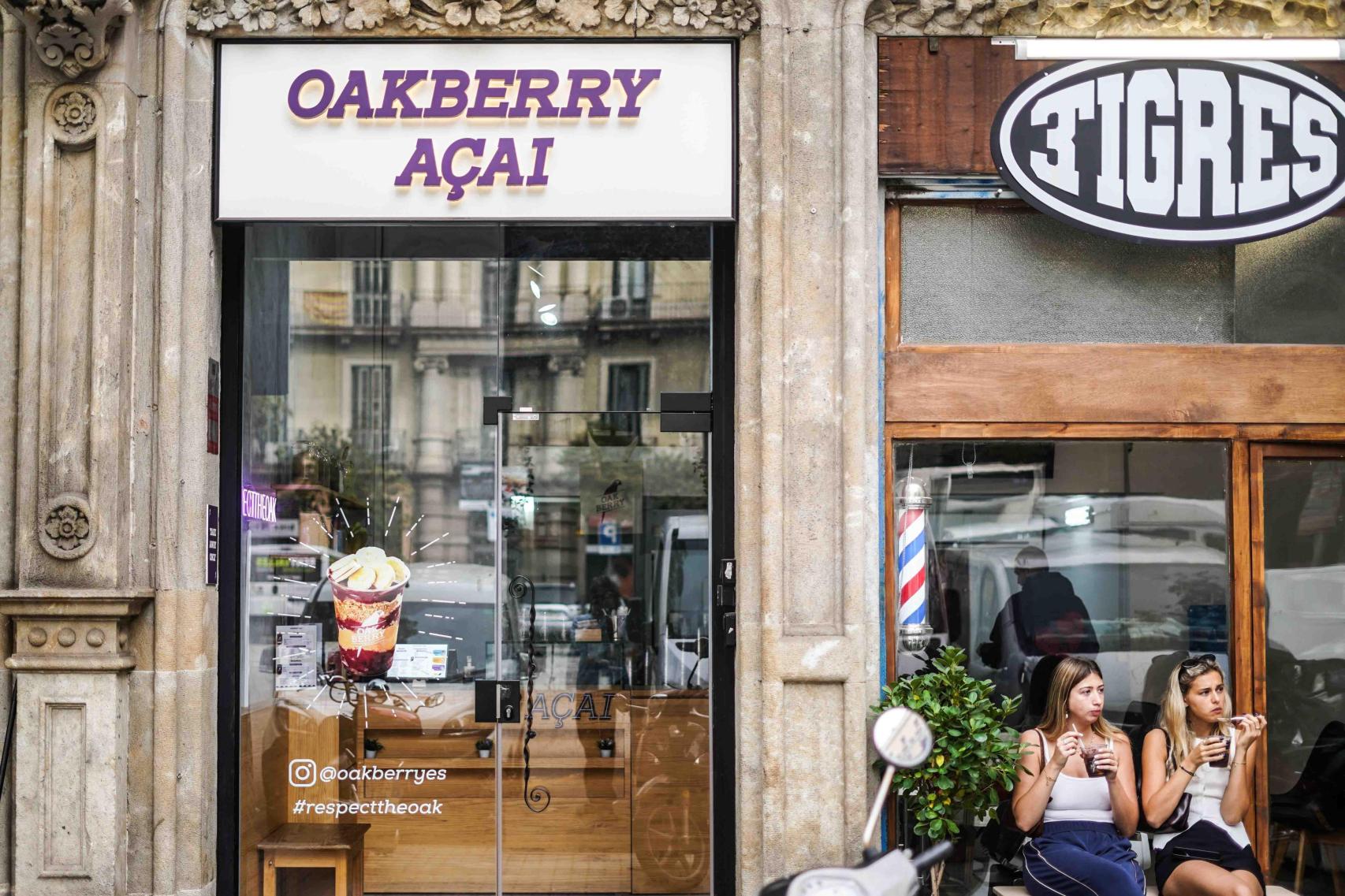 Dos chicas comiendo açai en un Oakberry del Eixample