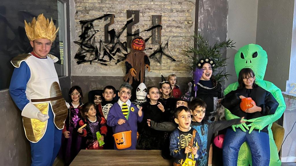 Niños disfrazados de Halloween en Sant Adrià