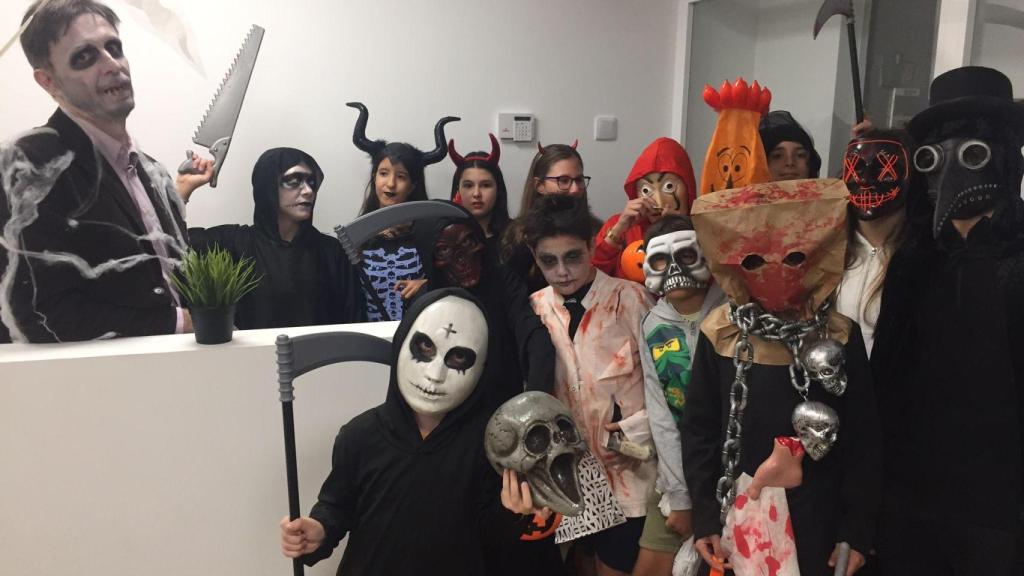 Niños disfrazados de Halloween en Sant Adrià