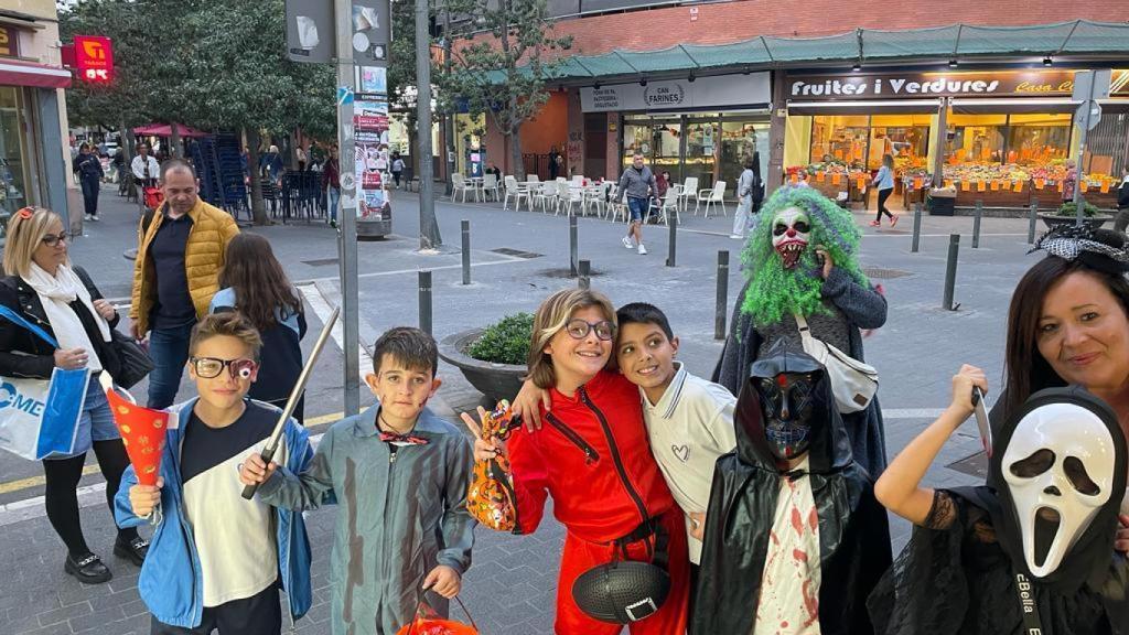 Niños disfrazados de Halloween en Sant Adrià