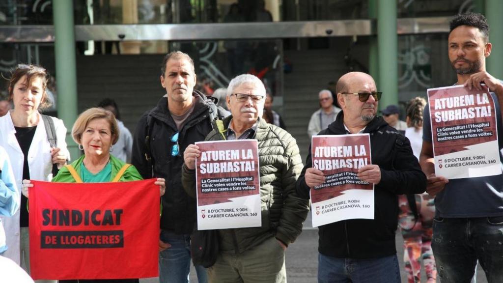 Manifestantes protestan ante el Hospital Clínic contra la subasta de pisos del centro sanitario