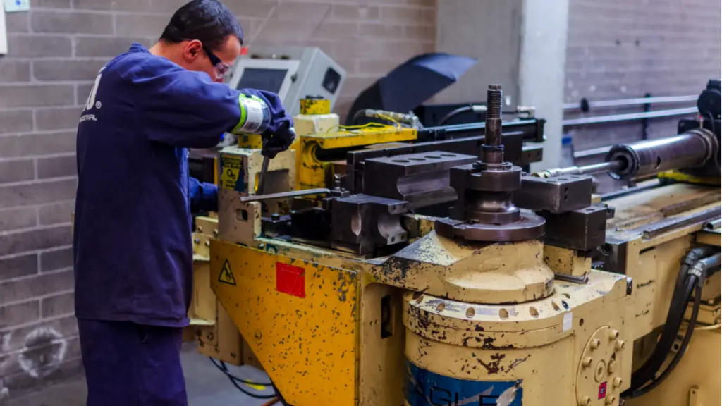 Un trabajador industrial en una imagen de archivo