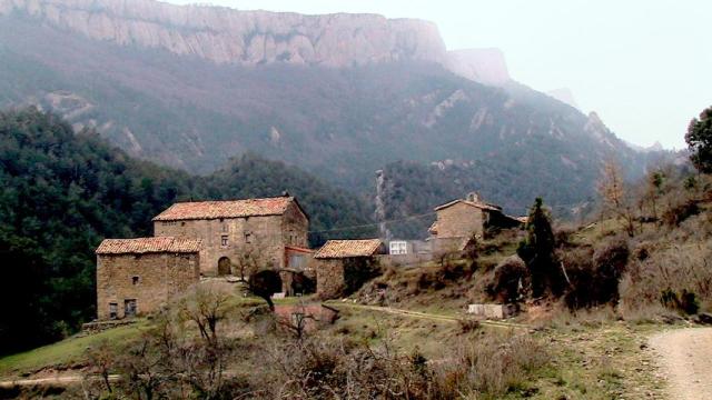 Una casa en medio de la montaña en Montmajor