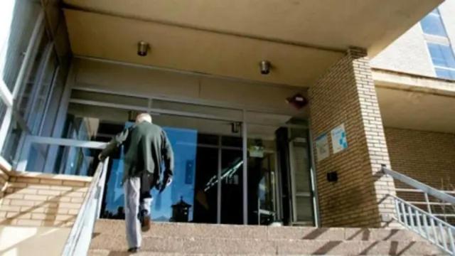 Un paciente accede al CAP Rambla, en Sant Feliu
