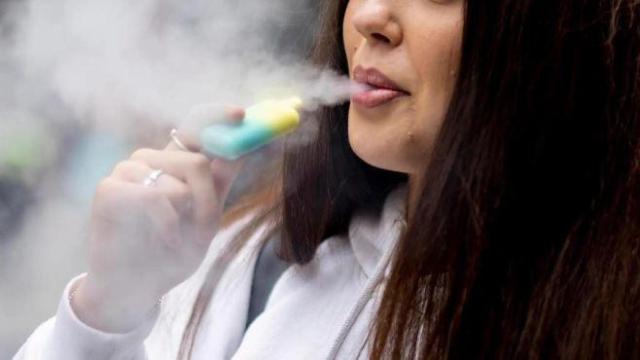 Imagen de archivo de una mujer consumiendo vaper