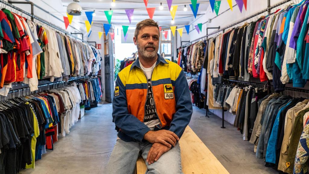 Jose Puig, fundador de Two Market, en una de sus tiendas de ropa de segunda mano en Poblenou