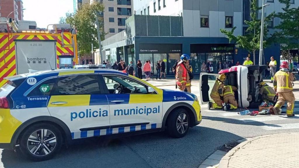 Coche volcado en plena calle de Terrassa