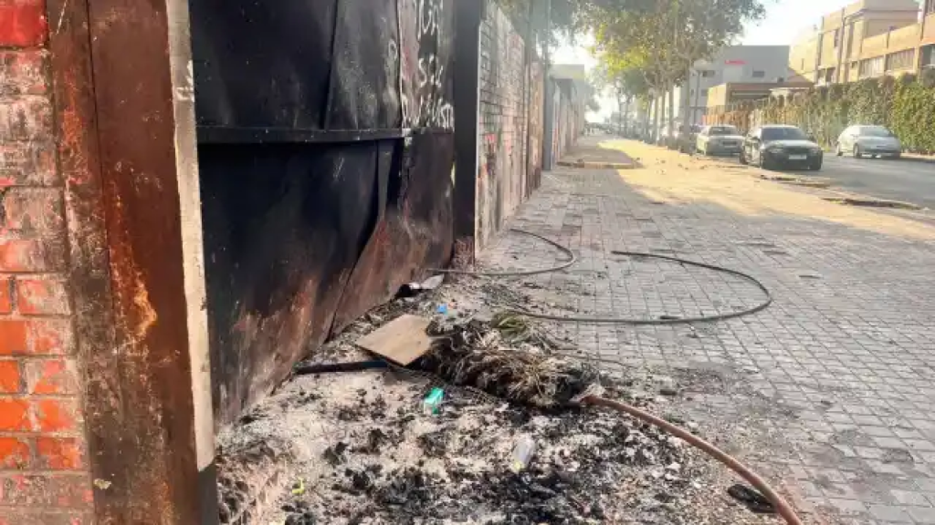 Una de las hogueras callejeras en Alfons XII