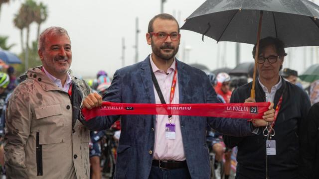 El alcalde de Barcelona, Jaume Collboni; el alcalde de Mataró, David Bote, y el presidente de Catalaunya, Salvador Illa, durante la salida de la segunda etapa de la Vuelta ciclista a España 2023