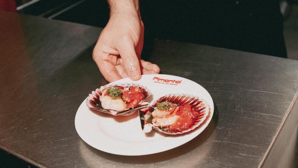 Zamburiñas con tomate confitado de Bar Pimentel, en el Born