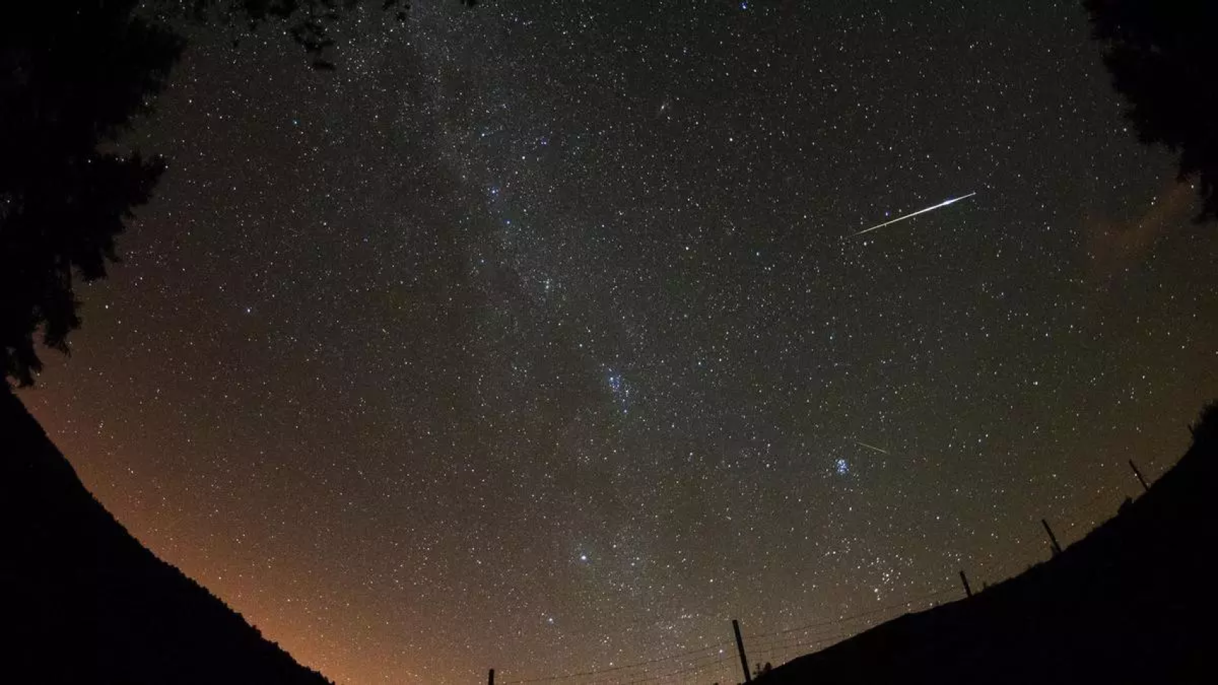 Imagen de archivo de un cometa cruzando el cielo de Barcelona