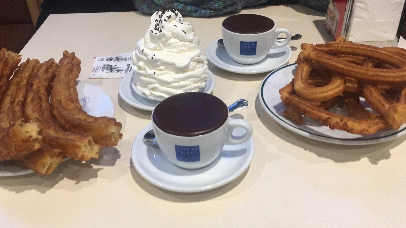 Porras, churros y chocolate caliente con nata de la Churrería Manxega