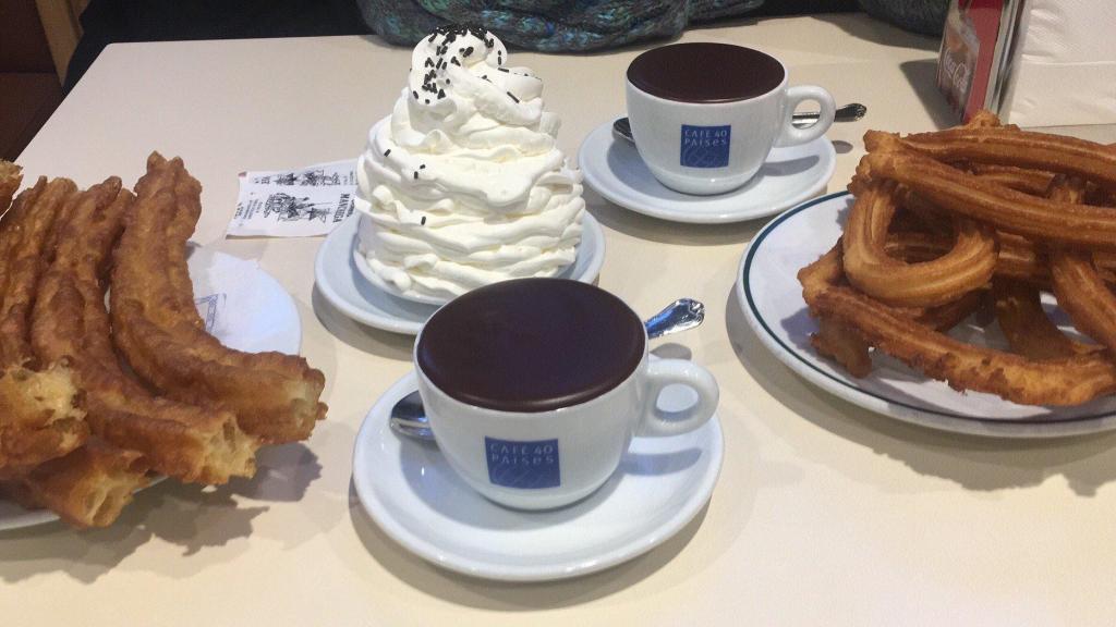 Porras, churros y chocolate caliente con nata de la Churrería Manxega