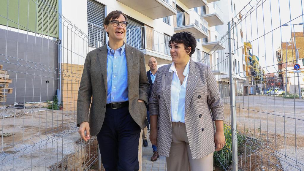 Salvador Illa, presidente de la Generalitat, junto a Mireia González, alcaldesa de Santa Coloma