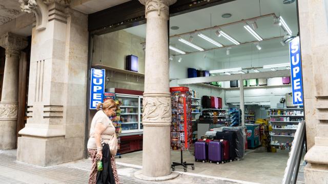 El supermercado 24 horas abierto en la Casa Heribert Pons, en Rambla Catalunya